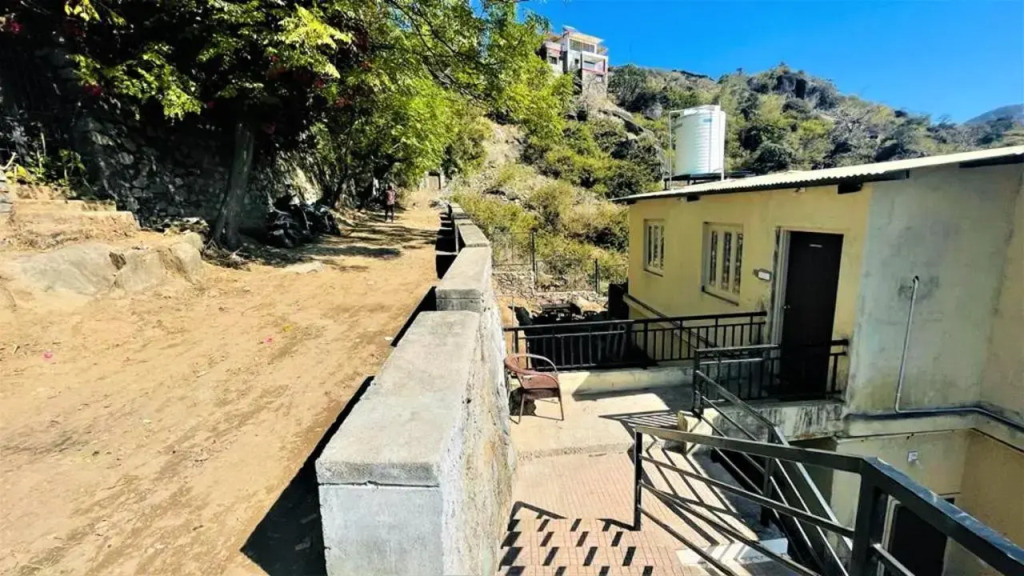 SHIKHAR BUNGLOW - A Stunning Valley View Bungalow in Mount Abu
