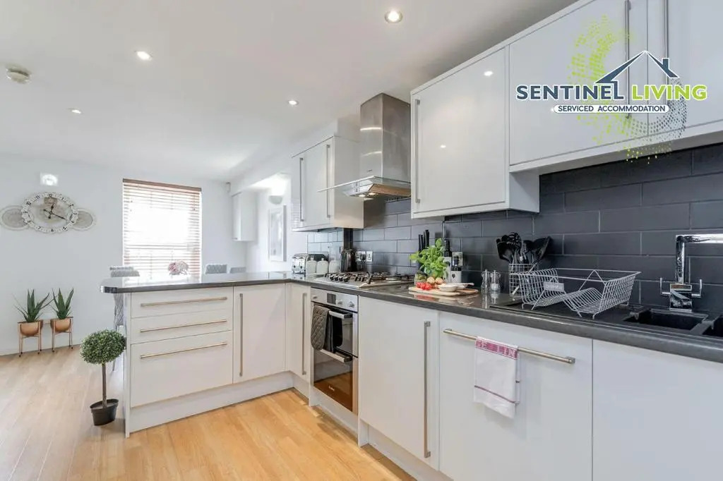 Sentinel Living Serviced Accommodation, Windsor, 2 Bedroom Apartment with Free Parking and WiFi