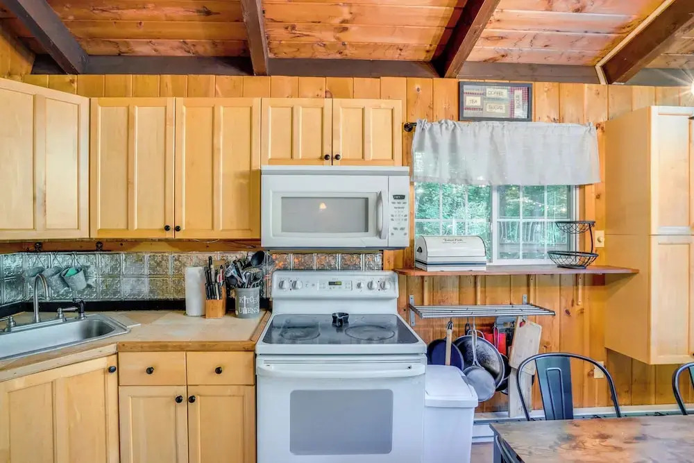Treehouse Chalet Near Mt. Snow w/ On-site Trails!