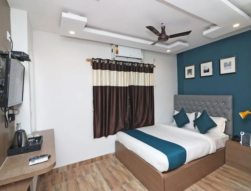 SilverKey Executive Stays 37812 Royal Crown Airport