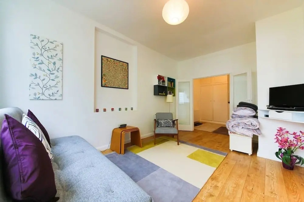 Bright and Spacious 1 Bed Flat With Garden