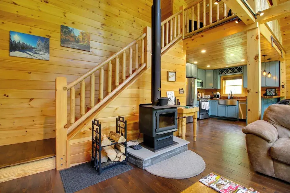 Londonderry Chalet w/ Deck, Fire Pit & Views!