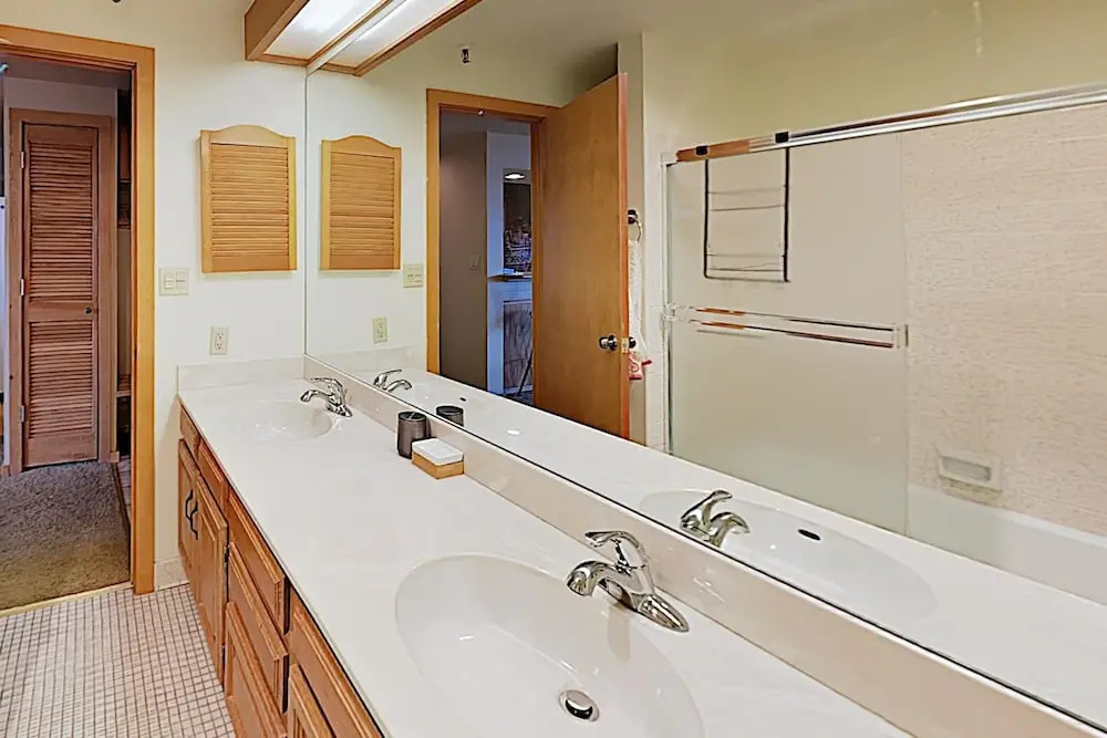 New Listing! W/ Balcony, Lake Views, Hot Tub 2 Bedroom Condo