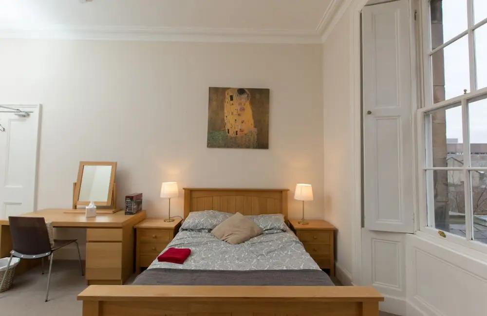Spacious, Bright 5-br Flat for 10 in Edinburgh