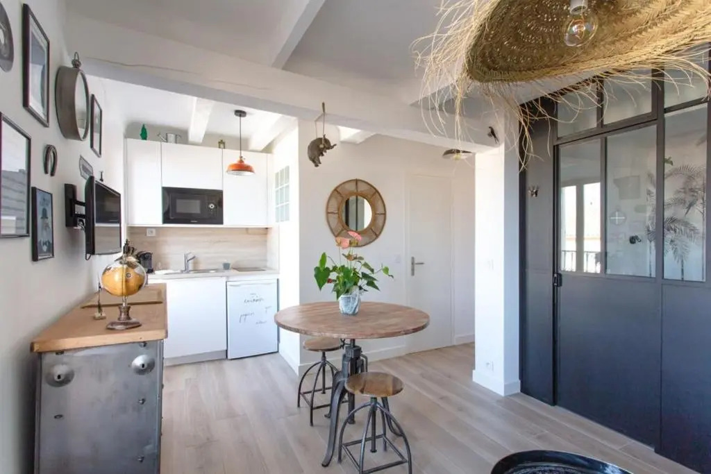 Furnished air-conditioned studio classified 2 stars near the beach&old port