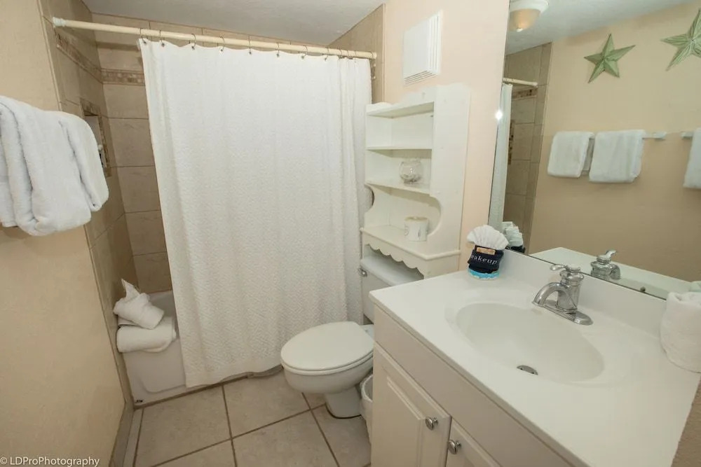 Shoreline Towers 2074 2 Bedroom Condo by RedAwning