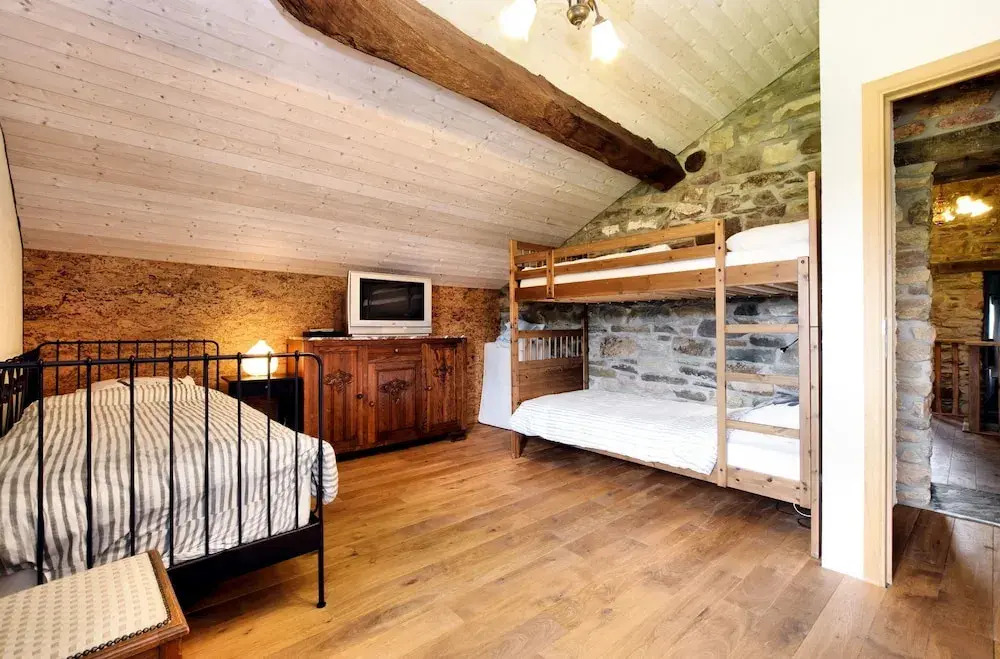 Forest-edge Stay, Burtonville