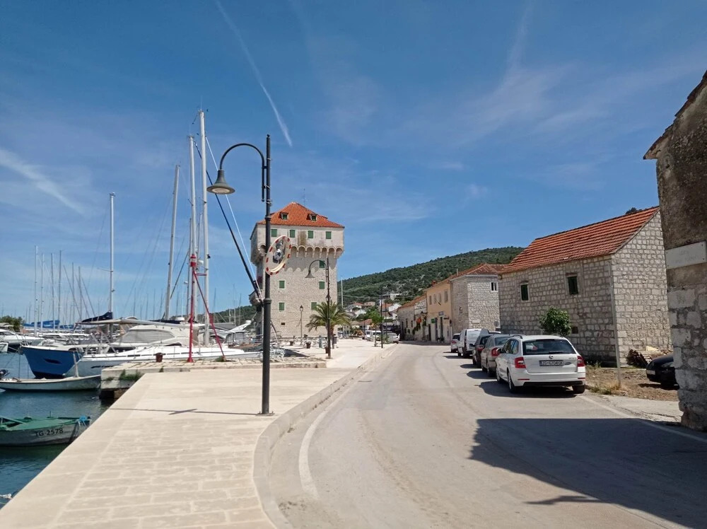 Coastal Apartment - Sleeps 6, Balcony & Parking