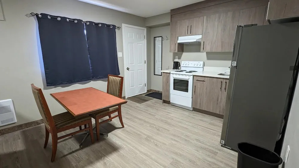 Riverside Motel & Suites