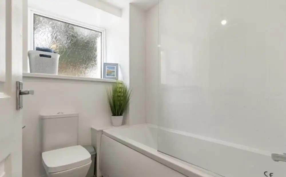 Stunning Renovated & Spacious 2 BR - 100m to Beach