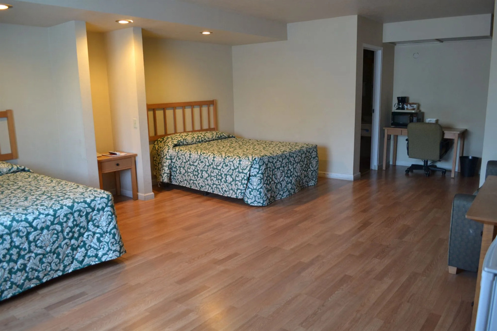 SeaSide Inn & Suites