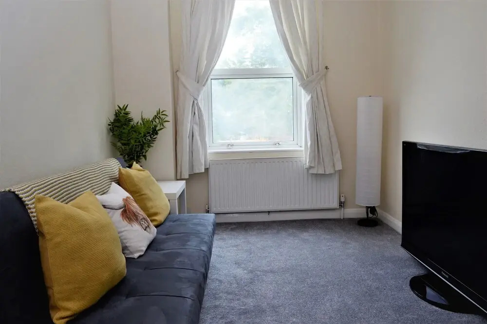 Lovely 2-BR Holiday Flat - Free Parking