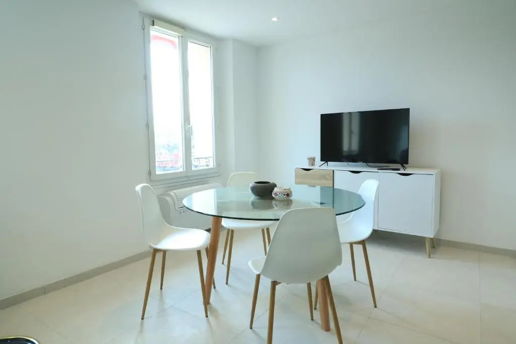 LUMINEUX 3 PIECES RENOVE FACE AU PORT l! A2B218