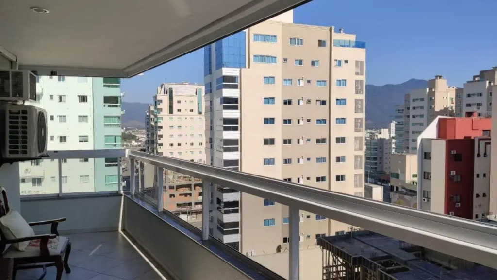 Apartamento confortável em Meia Praia - 200 metros da praia