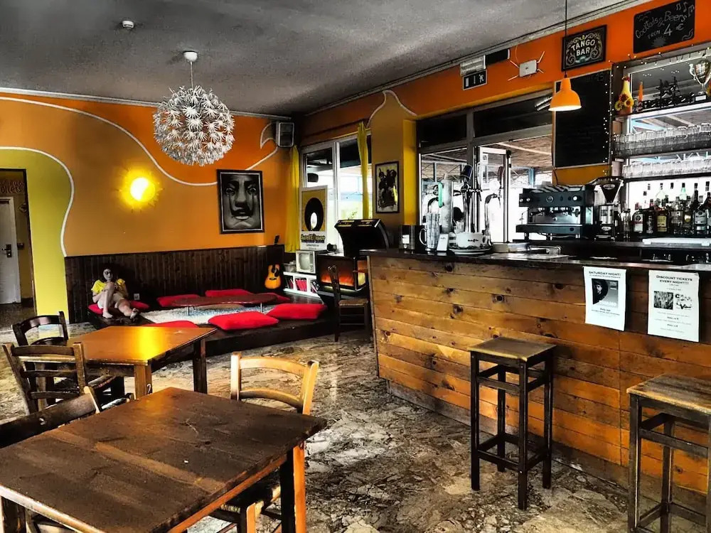Sunflower Beach Backpacker Hostel & Bar