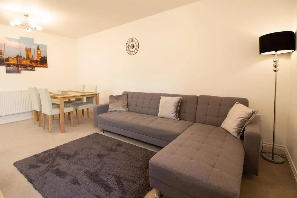 OPP Apartments HW -Contractors, M5 link, Sowton, Exeter City, free parking&Wifi