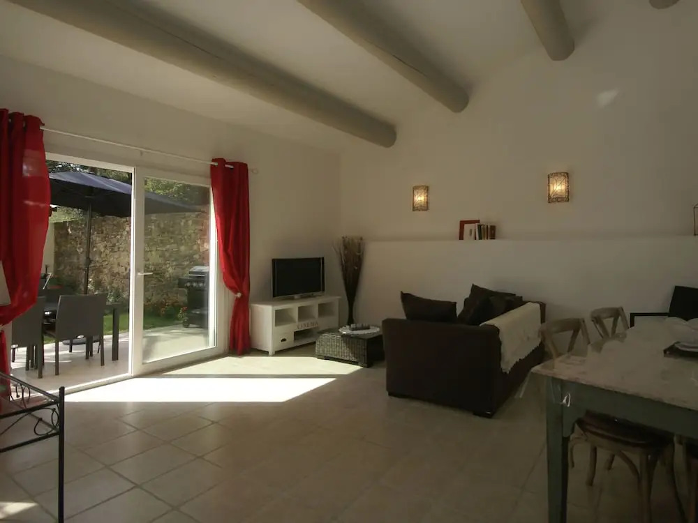 Recently Built Villa With Shared Swimming Pool Near the Village of Piolenc
