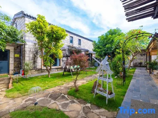 The Secret Garden of Weizhou Island Rabbit B&B (Shell Beach Colorful Beach Branch)