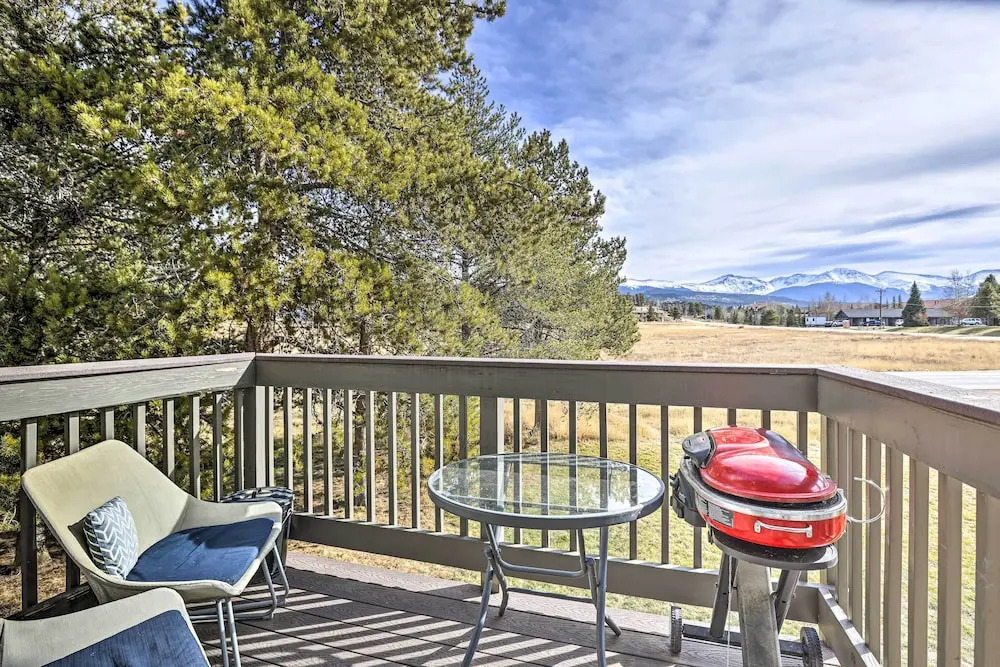 Condo w/ Balcony & Views - Steps to Ski Shuttle!