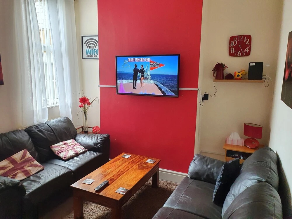 Very Large House Sleeps 12 People 8 Mins From City