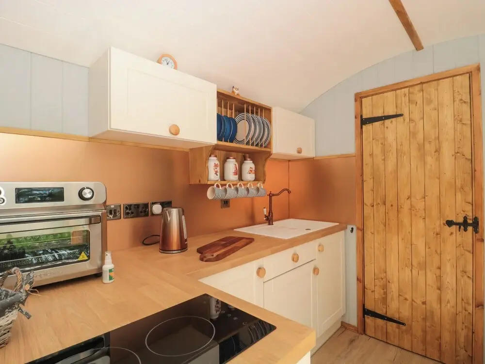 The Foxes Den Shepherds Hut