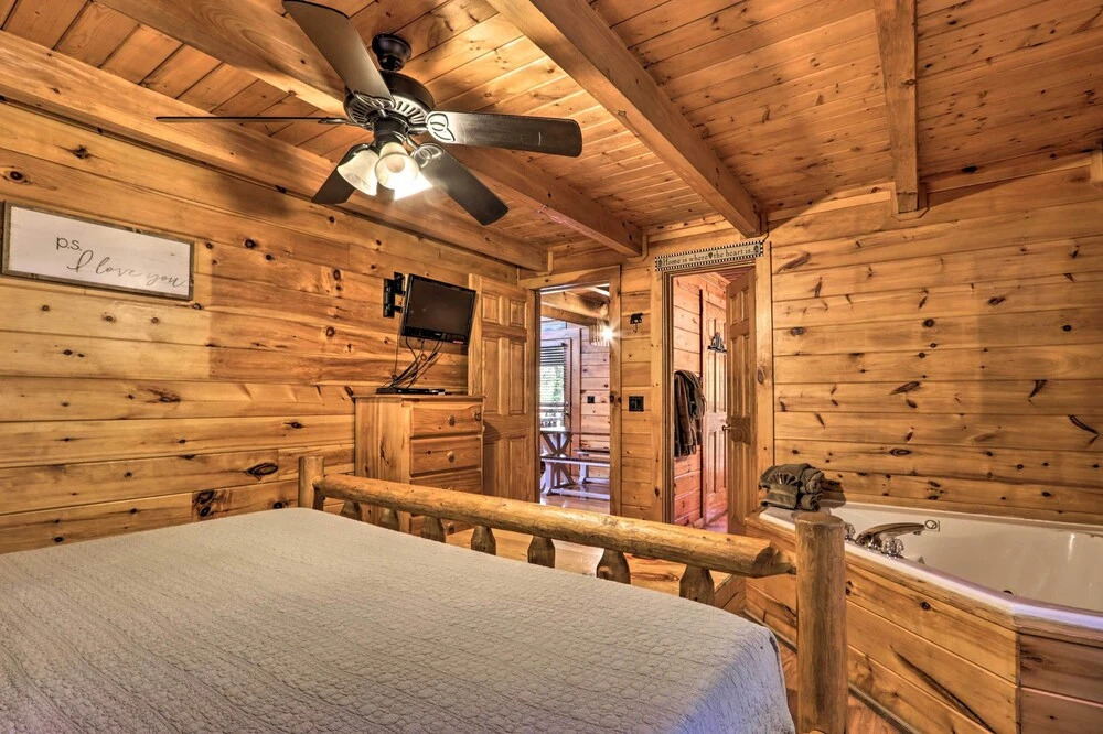 Smoky Mountain Log Cabin: 7 Mi to Gatlinburg!