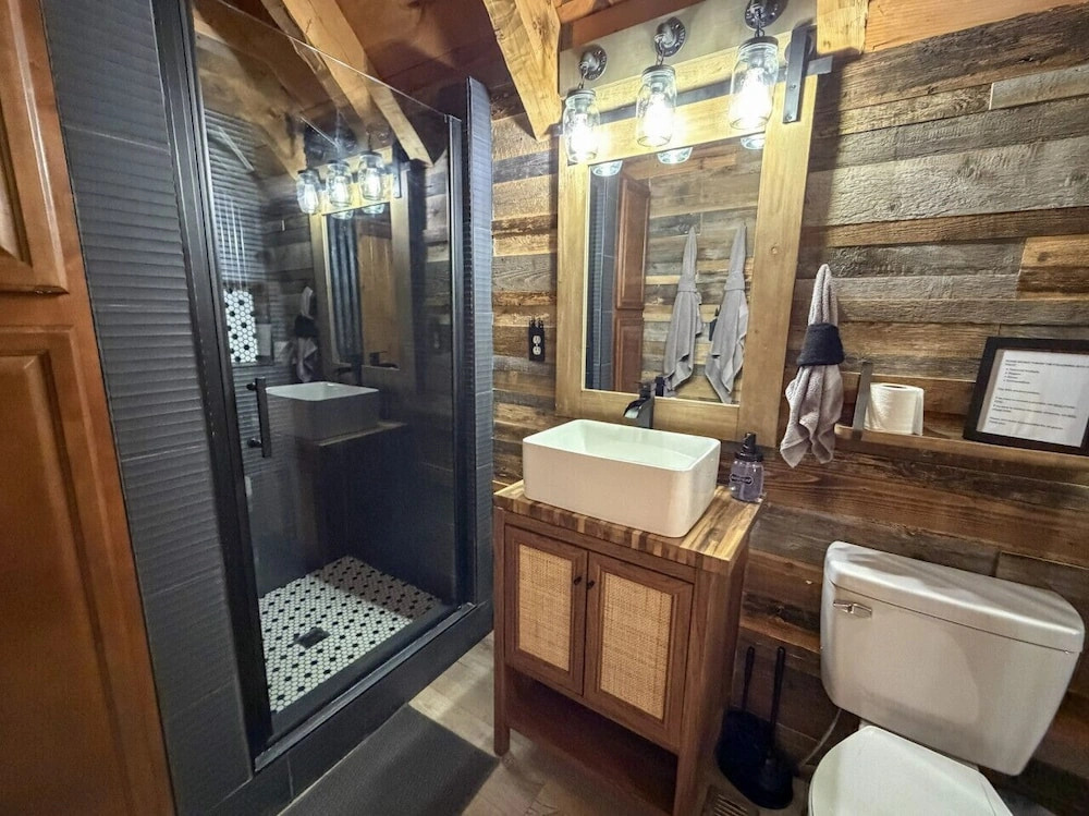 Boujee Bear- Modernized Cabin Minutes to Dollywood