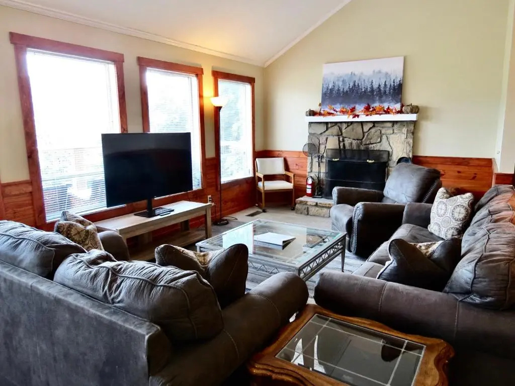 Million Dollar Views! 4 Bedroom, Sleeps 9, close to National Park and 5 mi to Gatlinburg!