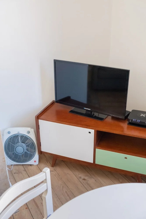Centrally Located Bright 2 Room Apartment in Trendy st Gilles Self Check in