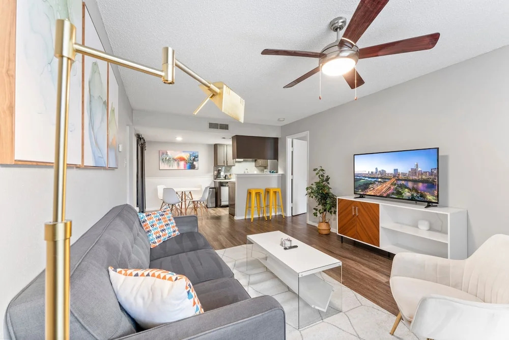 Soco 2BR Comfy Suite w Pool King bed Fast Wifi