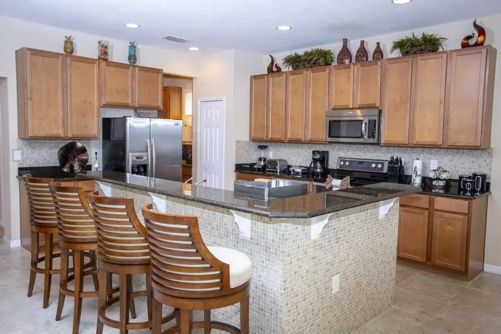 6-bedroom house w/ private pool 10 min from Disney