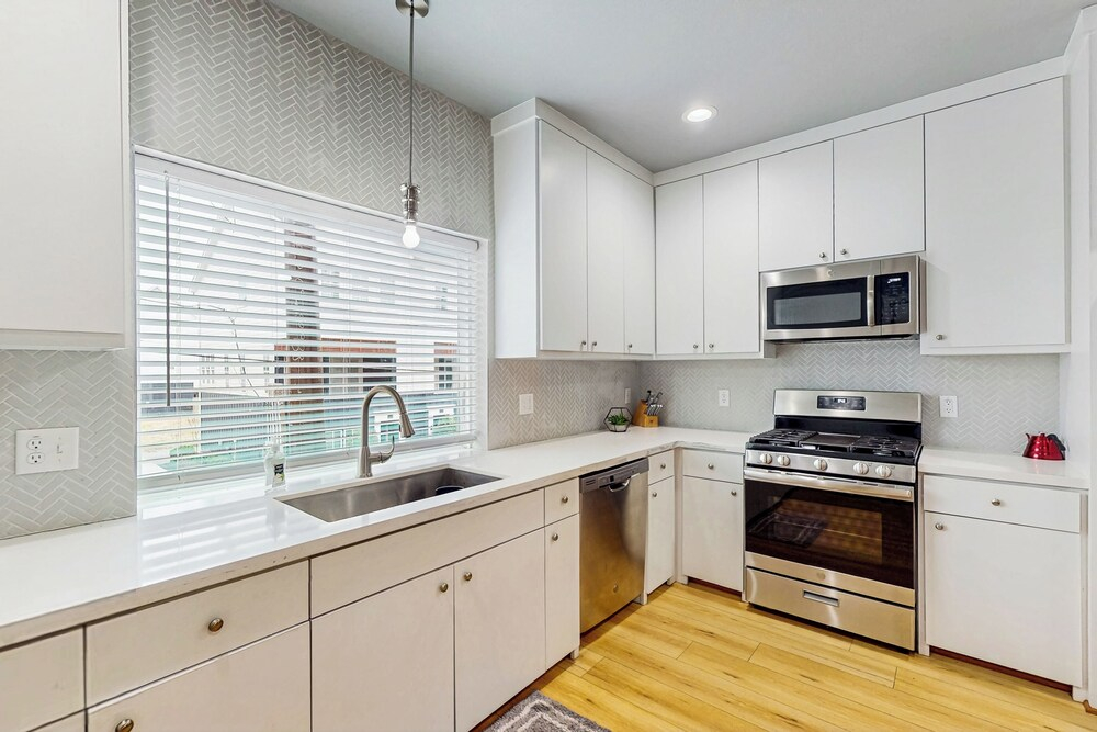 3 BR Home w/ Billiards & Ping Pong, Near Downtown