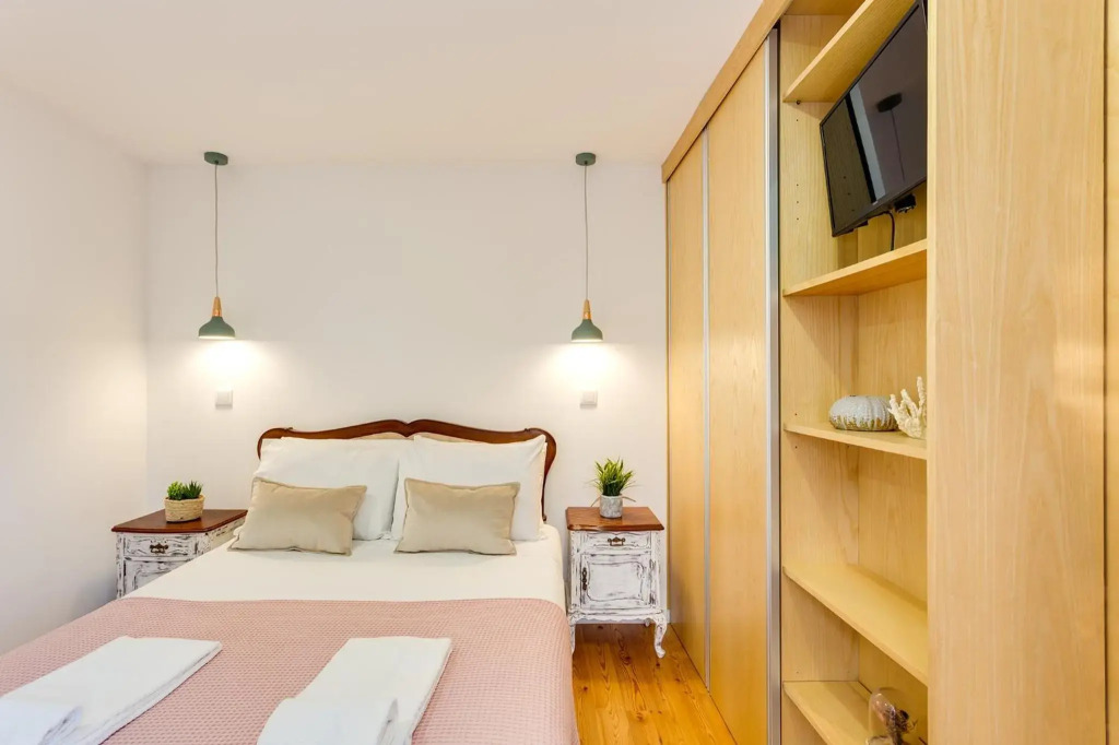 Riverside 2 Bedroom Apartment by DA'HOME