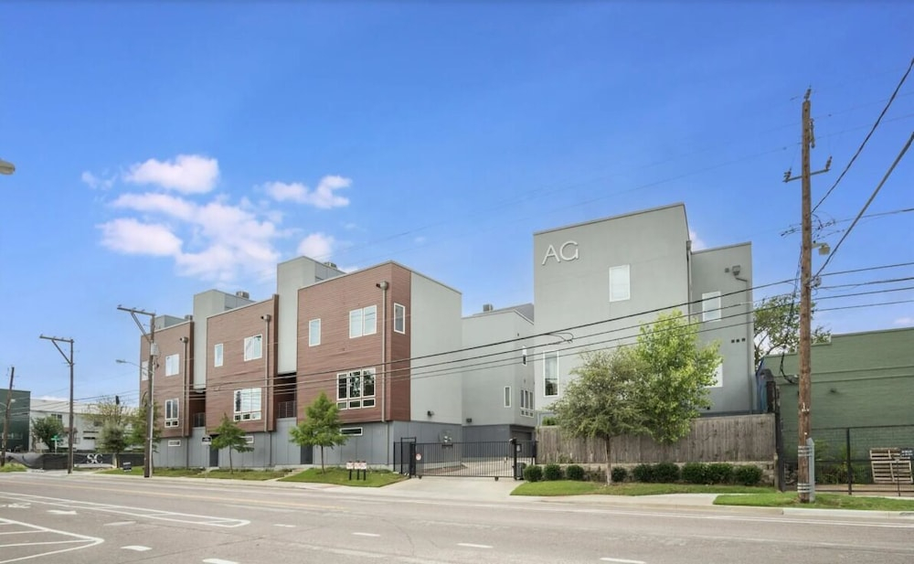 Trendy 3BR I Free Parking I Workspace