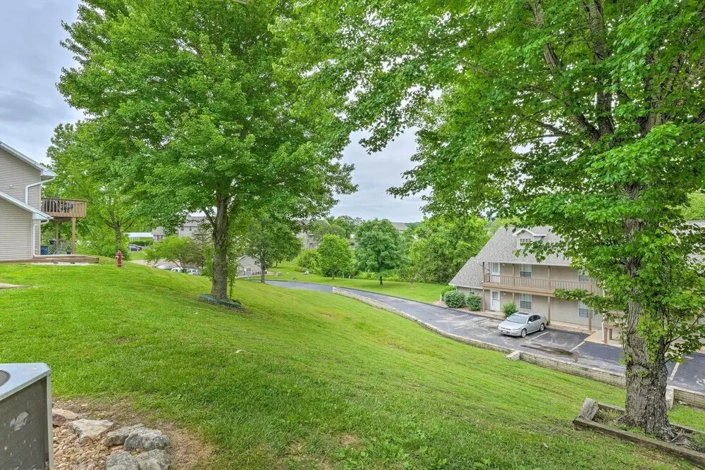 Branson Studio: 3 Mi to Ozark Hills Winery