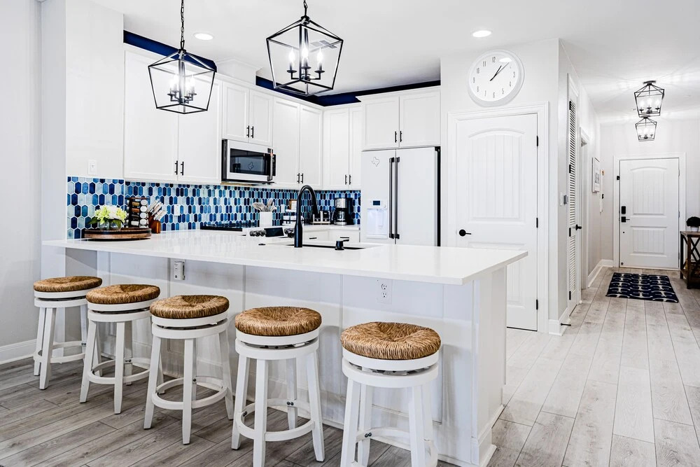 Luxury Waterfront Condo W/pool & Views!
