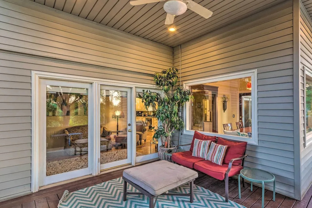 Dock, Hot Tub & Kayaks: Luxe Hot Springs Lakehouse