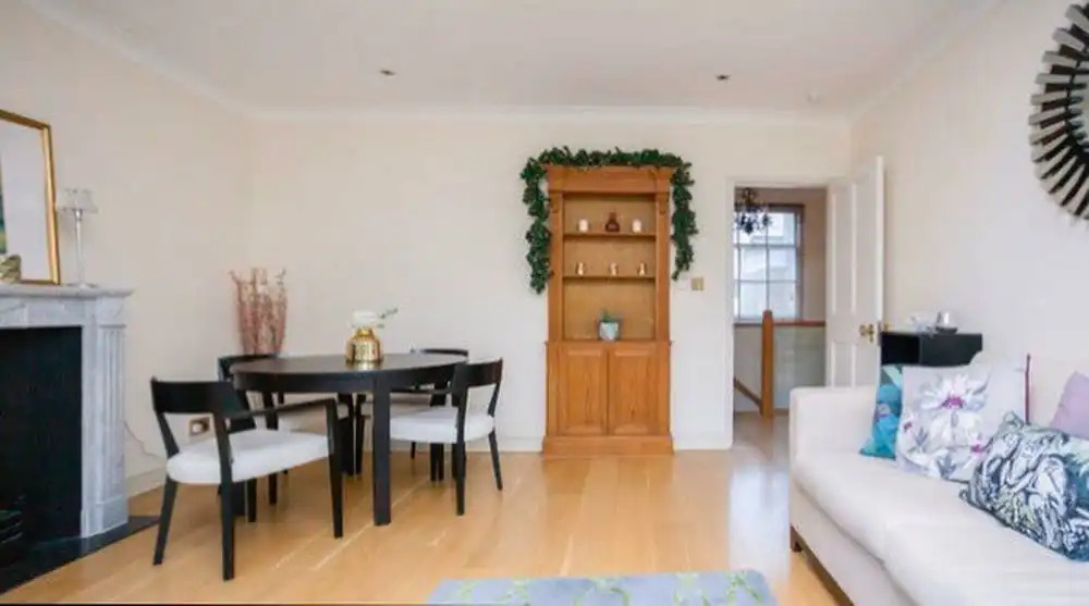 1 Bed Apartment With Balcony In Knightsbridge