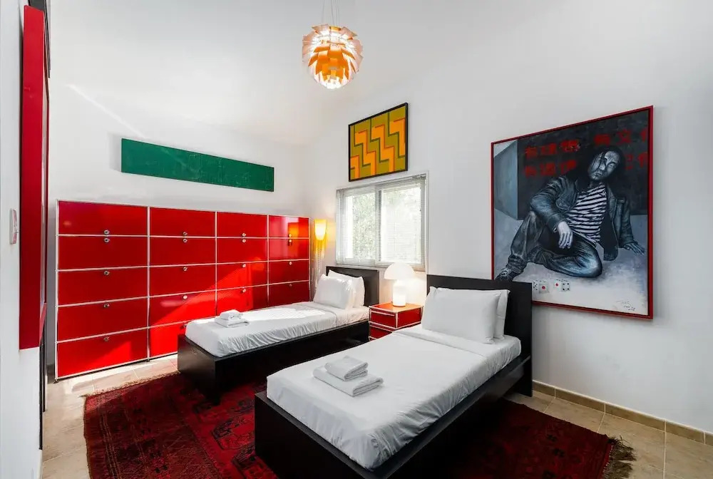 Artsy 4BR DIP Villa w Community Pool Gym