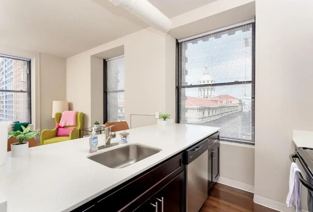 2BR Lux Apartment With Rooftop Deck, Gym & Parking