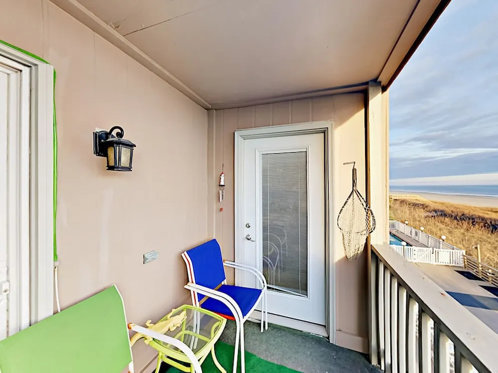 Oceanfront 2br W/ Private Balcony 2 Bedroom Condo