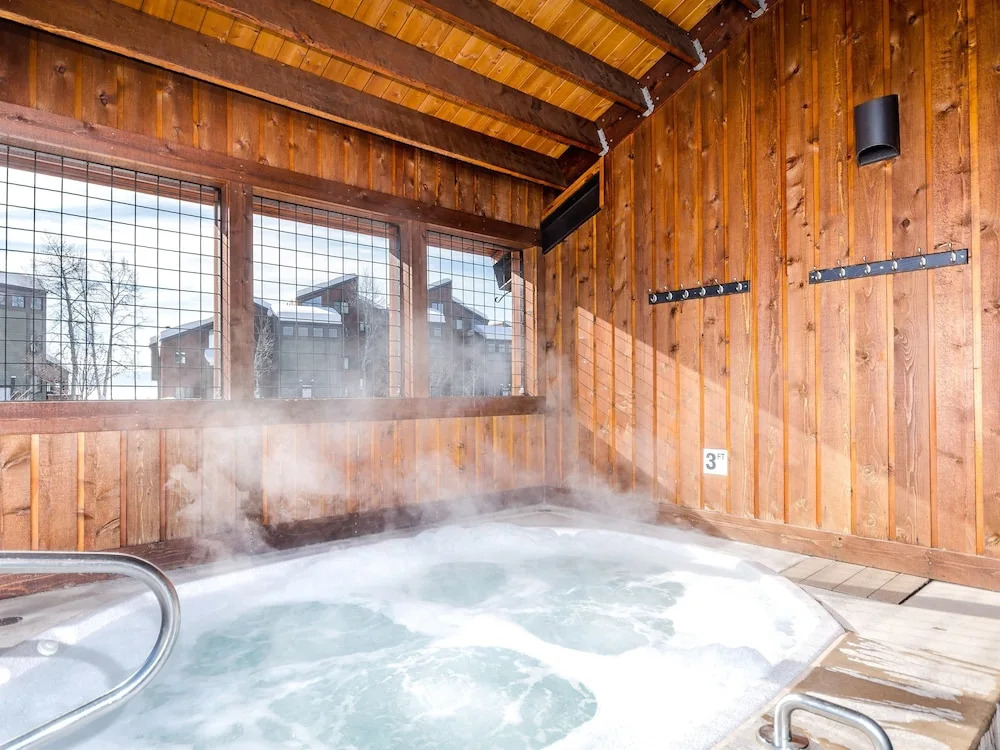Bright & Cozy Mountainside -pool & Hot Tub 2 Bedroom Condo