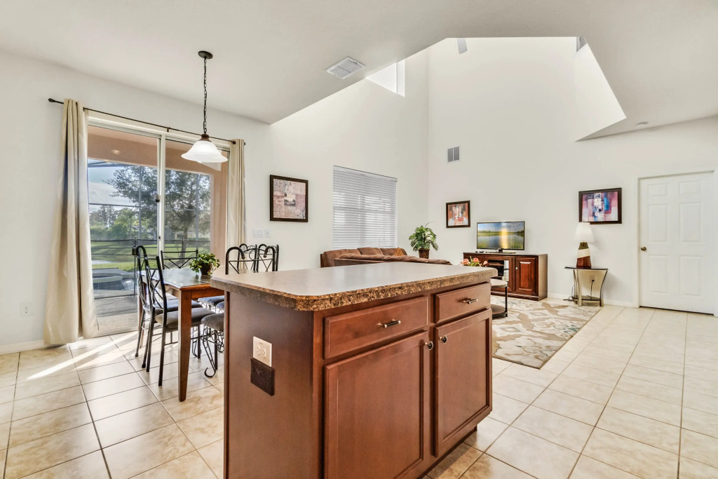 6 Bedrooms 4 Bathrooms Veranda Palms 4457 Np