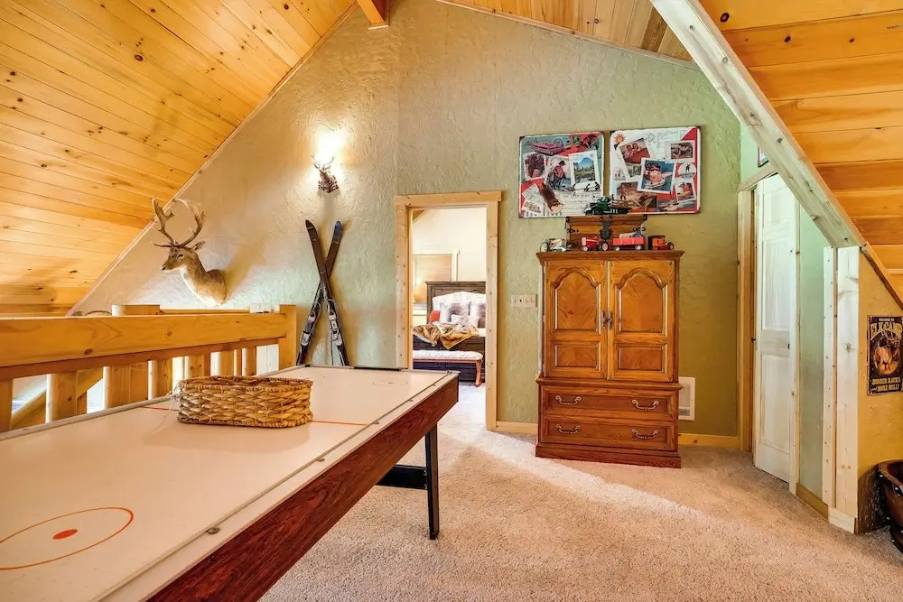 Spacious Packwood Cabin w/ Hot Tub - Near River