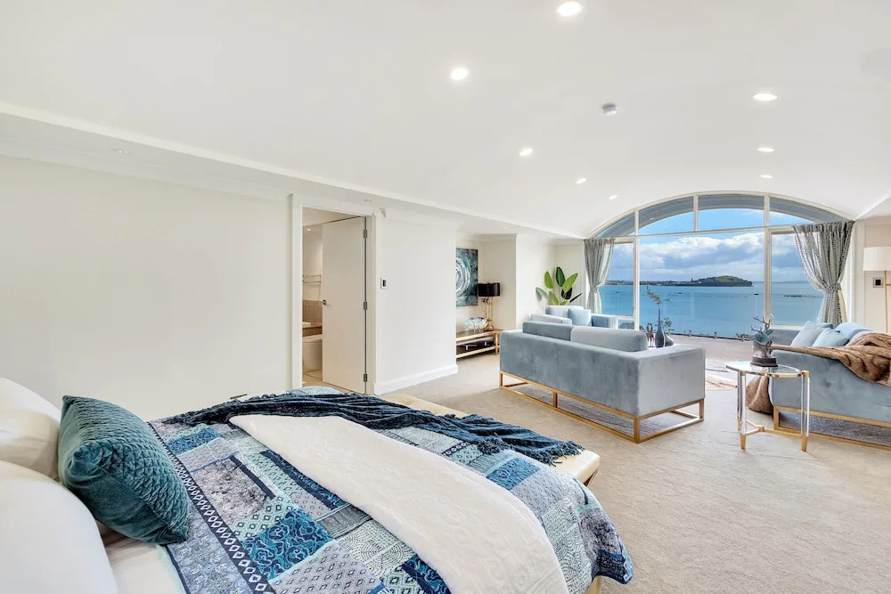 Orakei Grandeur Mansion with Sea Views & Pool