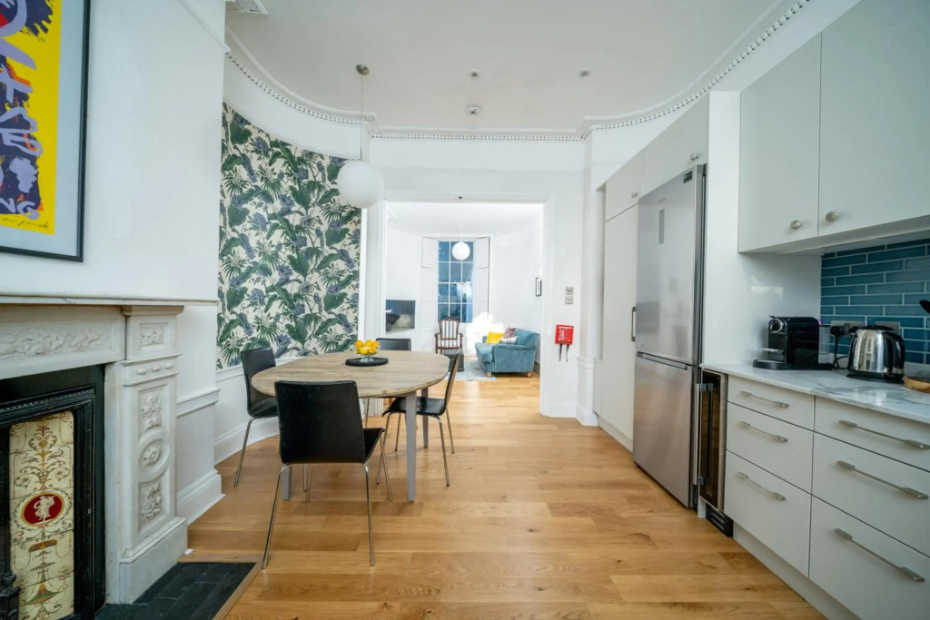 Homely 4 bedroom flat with private courtyard near Angel, East London