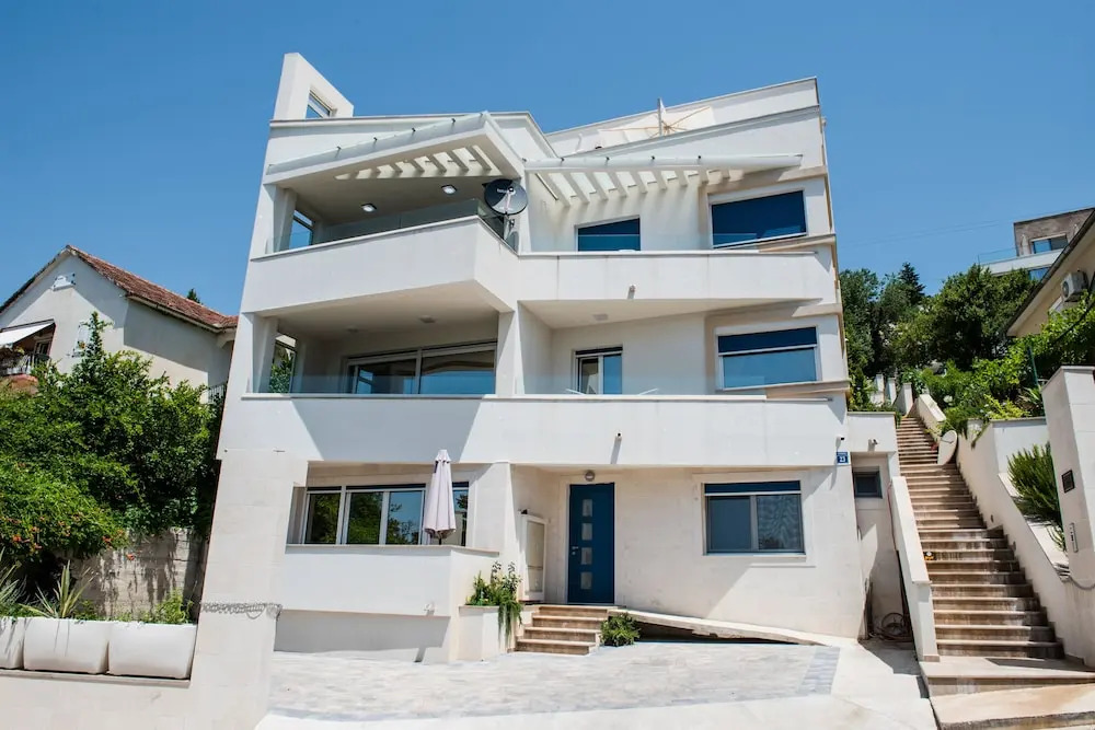 3 Bedroom 3 Bathroom Pool ,ivy House Montenegro
