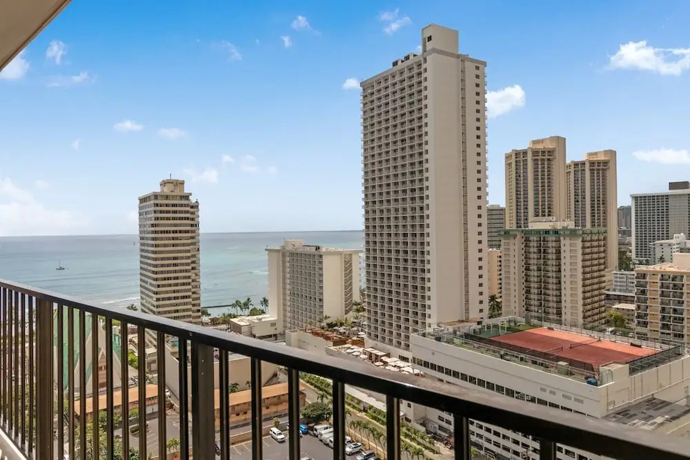 22nd Floor Condo with Stunning Ocean Views and Free Parking!