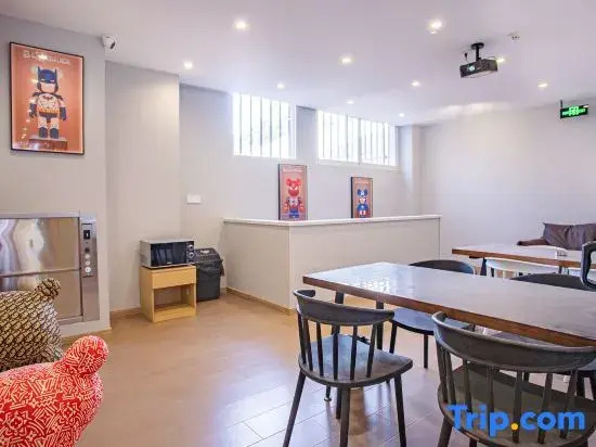 Buyan Chengxi Board-and-Card Youth Hostel Hotel