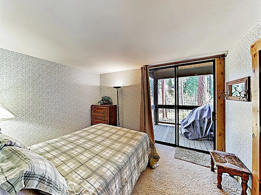 New Listing! Creekside Townhome Near Northstar Townhouse
